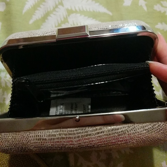 Carolee small gold clutch - Picture 4 of 4